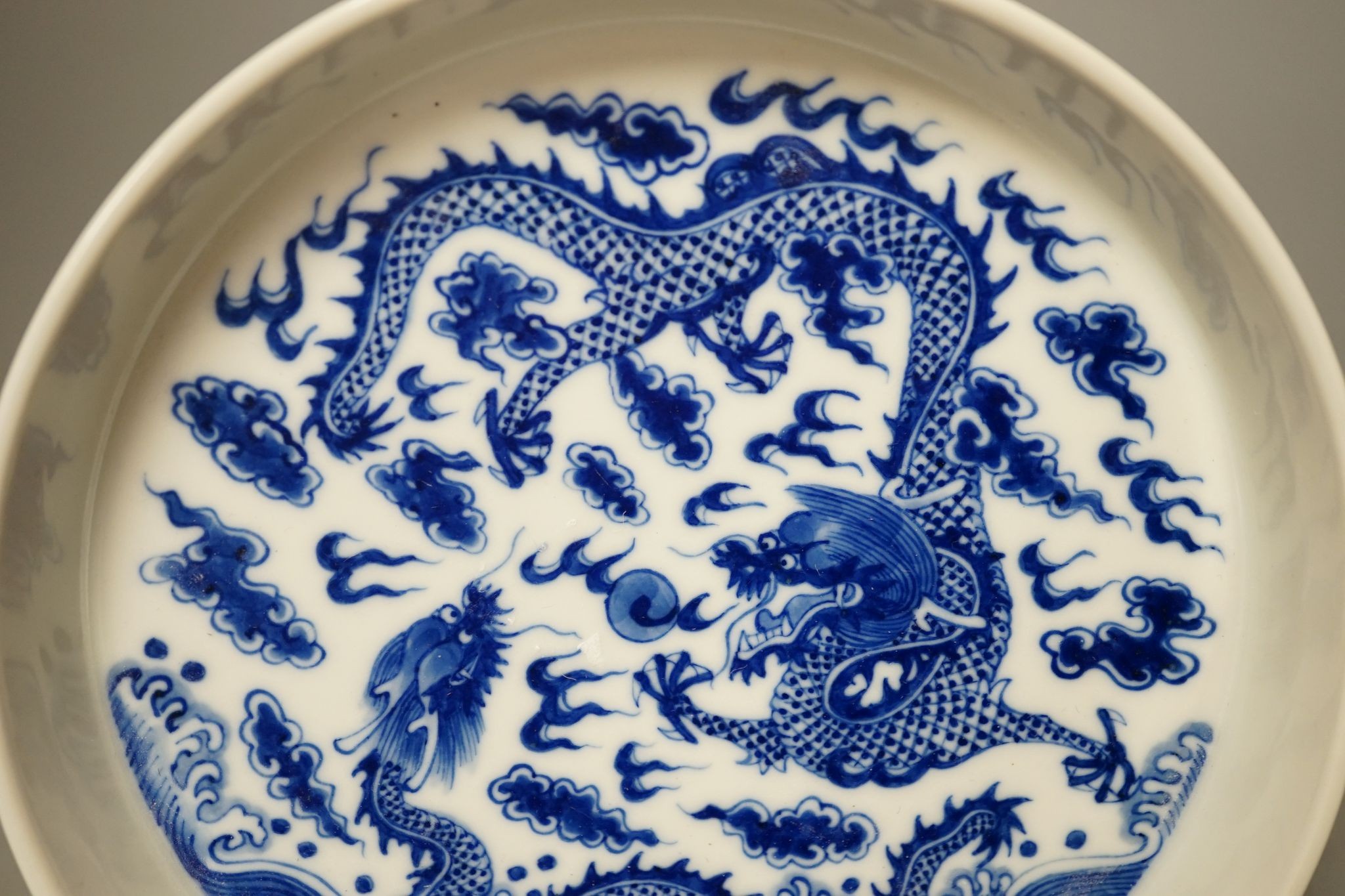 A Chinese blue and white ‘dragon’ dish 16cm